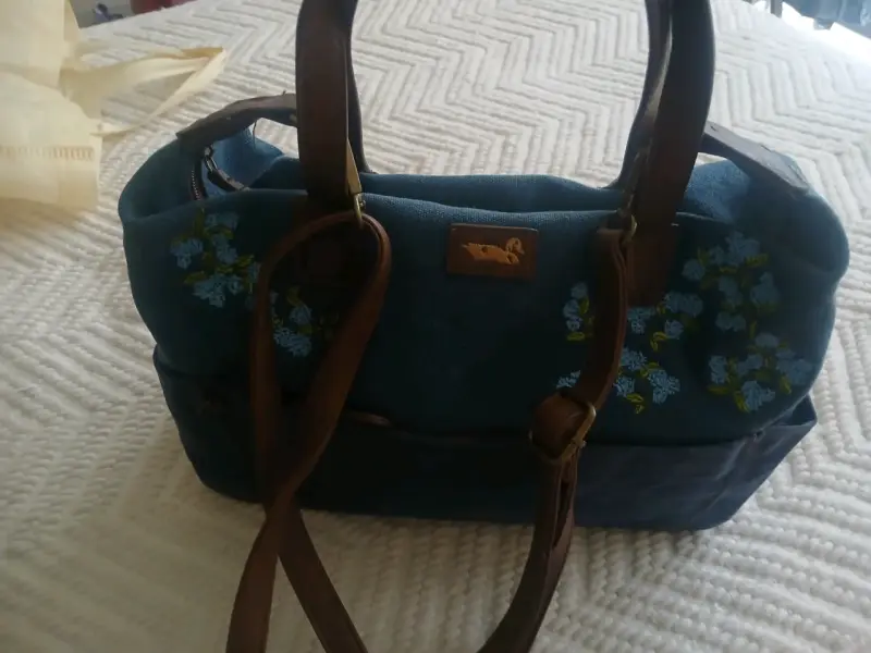 Bolso de tela azul con bordado floral - 1