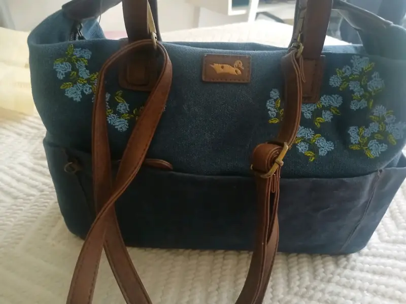 Bolso de tela azul con bordado floral - 2