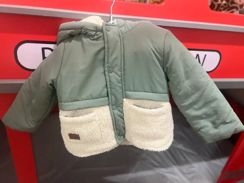Chaqueta infantil verde con capucha y bolsillos - 1