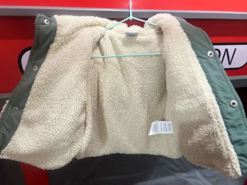 Chaqueta infantil verde con capucha y bolsillos - 2