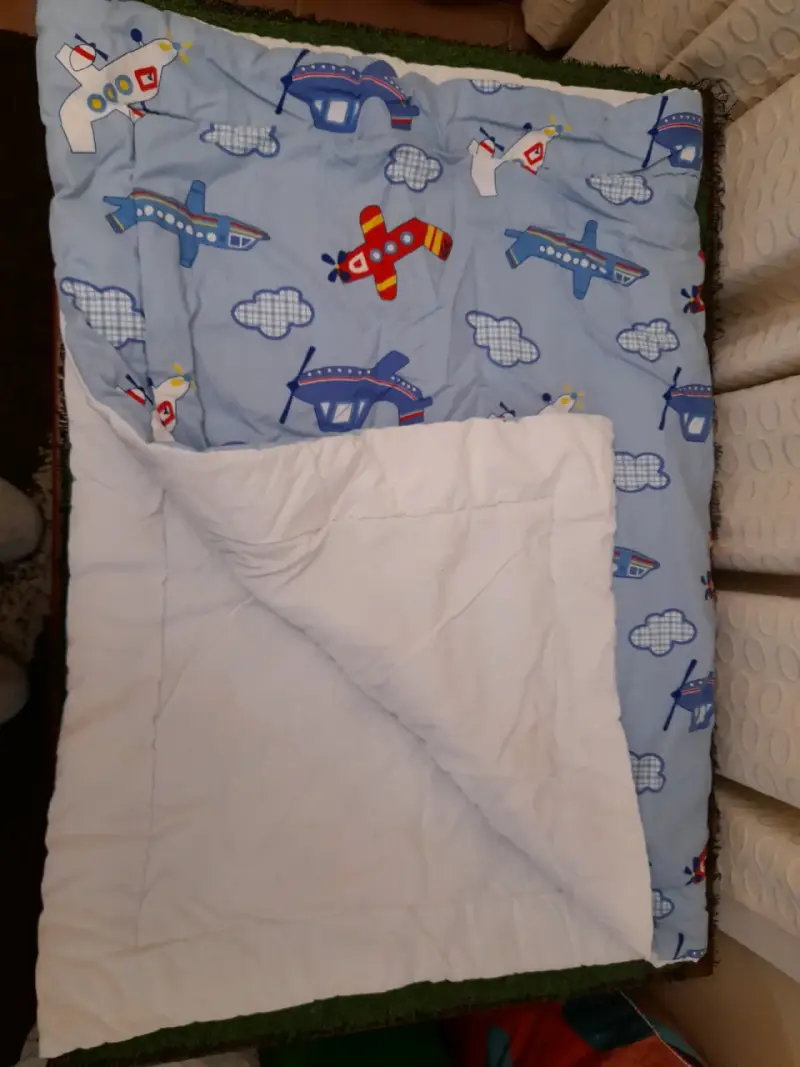 Cobertor infantil para cuna con diseño de aviones - 2