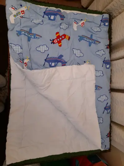 Cobertor infantil para cuna con diseño de aviones - miniatura 2