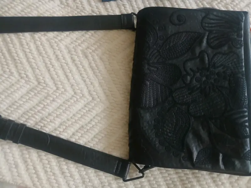 Cartera negra con diseño floral en relieve - 1