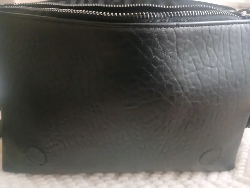 Cartera negra con diseño floral en relieve - 2