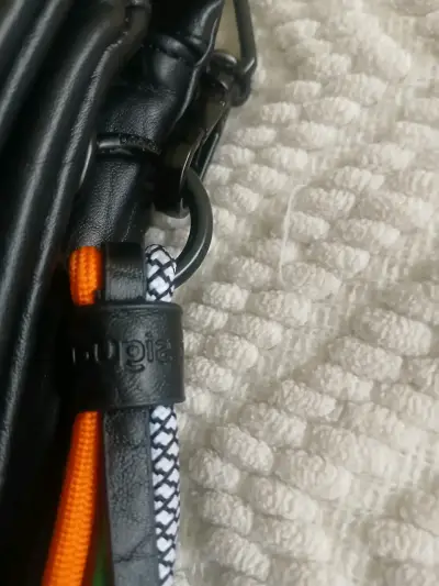 Cartera negra con diseño floral en relieve - miniatura 3