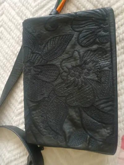 Cartera negra con diseño floral en relieve - miniatura 4