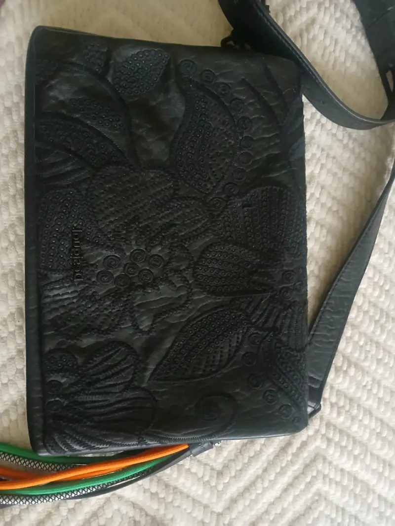 Cartera negra con diseño floral en relieve - 5