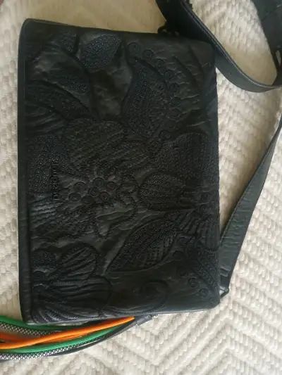 Cartera negra con diseño floral en relieve - miniatura 5