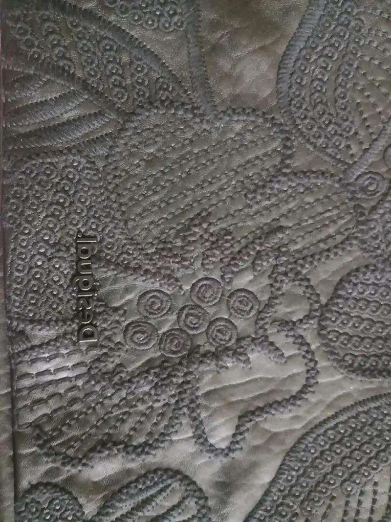 Cartera negra con diseño floral en relieve - 6