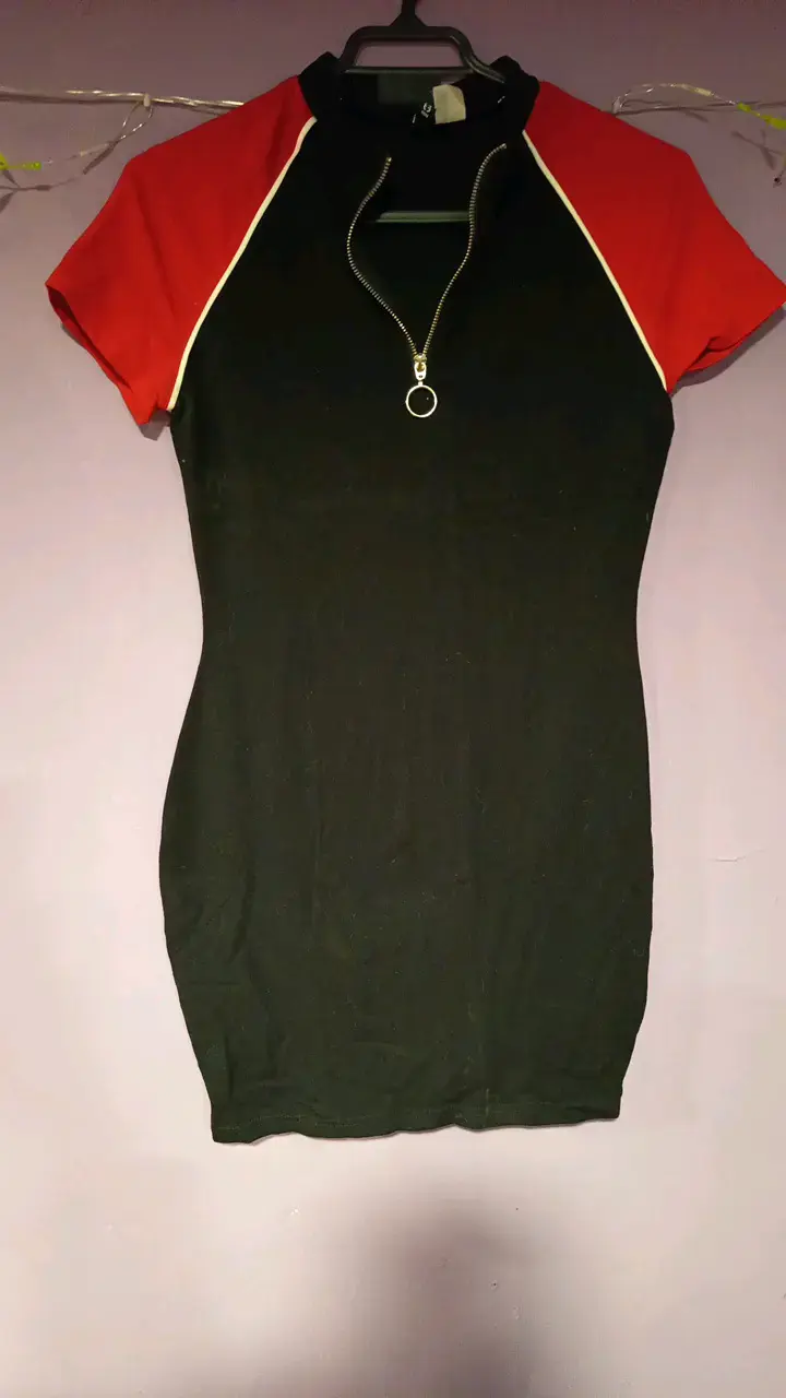 H&M Vestido ajustado negro con mangas rojas