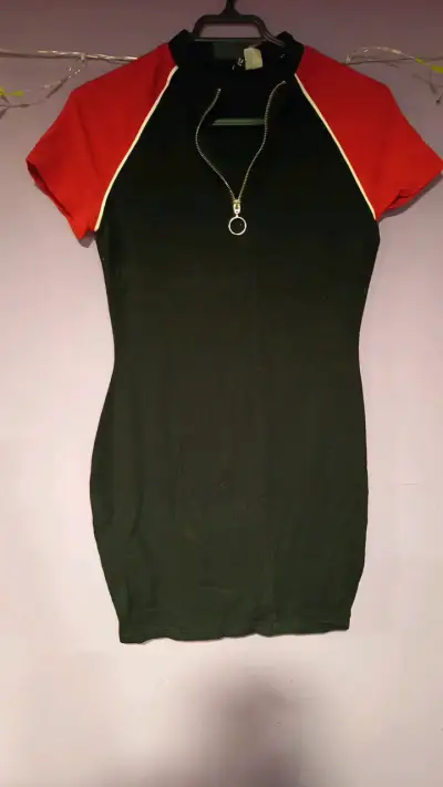 H&M Vestido ajustado negro con mangas rojas - miniatura 1