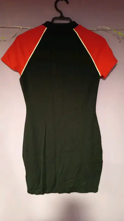 H&M Vestido ajustado negro con mangas rojas - miniatura 2
