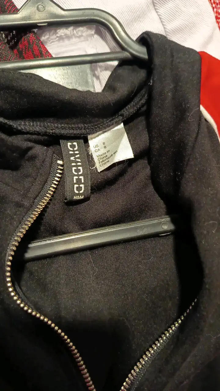 H&M Vestido ajustado negro con mangas rojas - 3