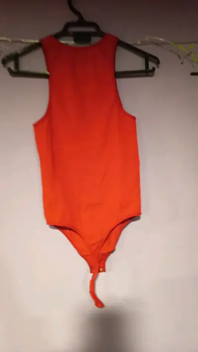 Body rojo sin mangas para mujer - miniatura 2