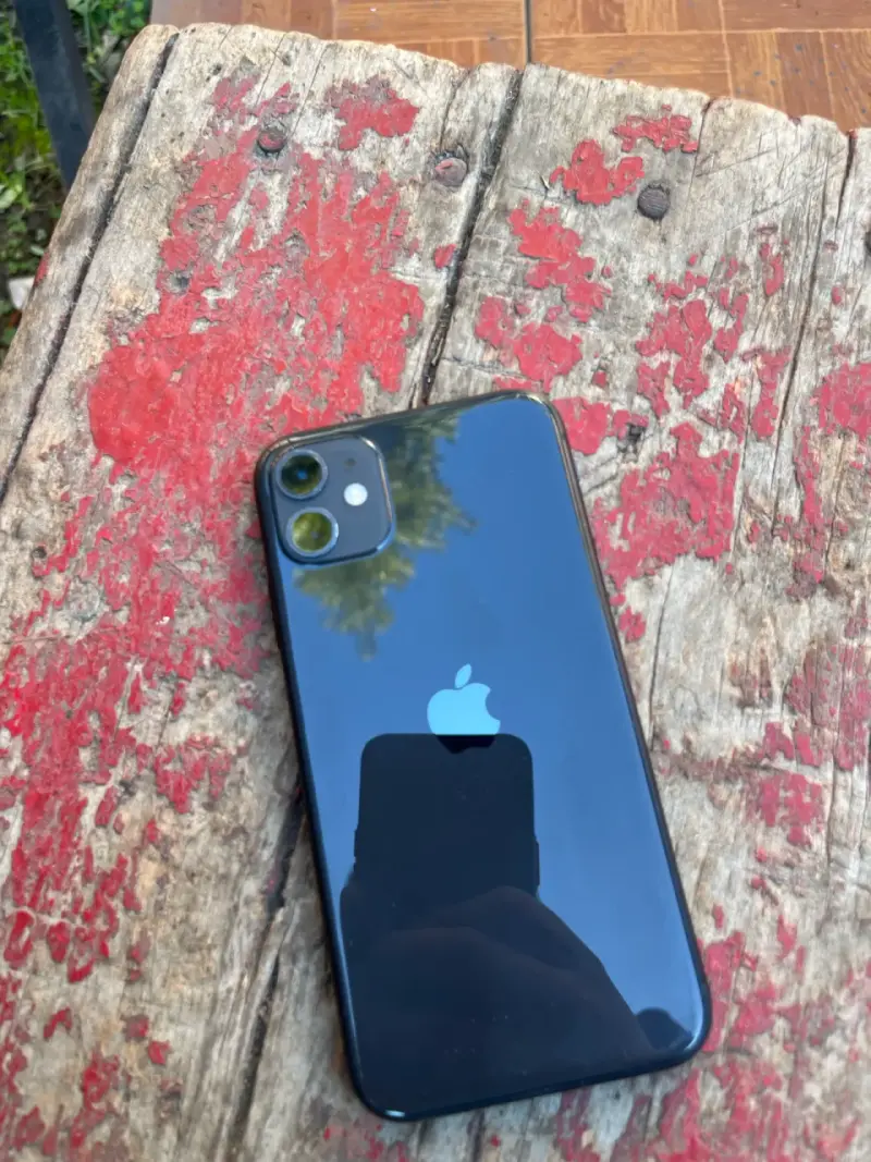 iPhone 11 128 gb detalles estéticos batería 72% - 2