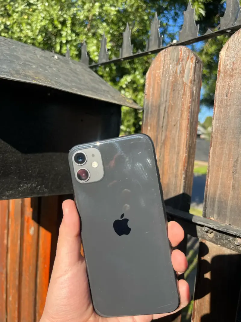 iPhone 11 128 gb detalles estéticos batería 72% - 3