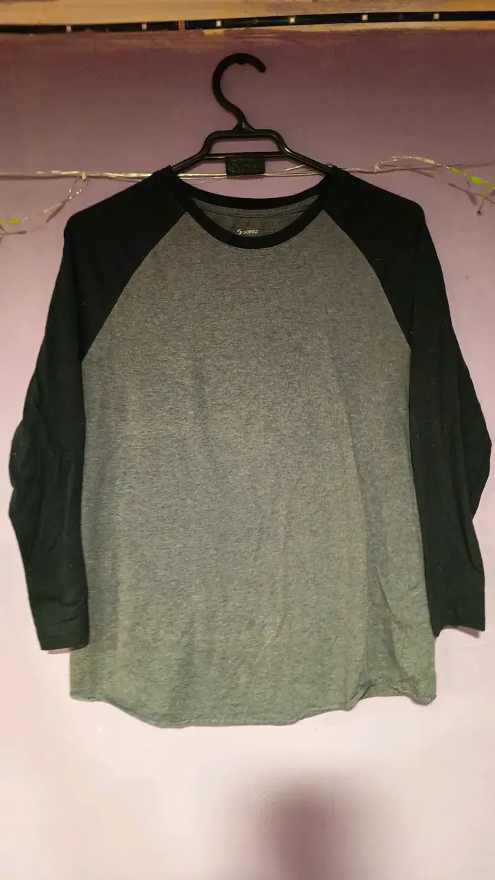 Polera manga larga gris y negra