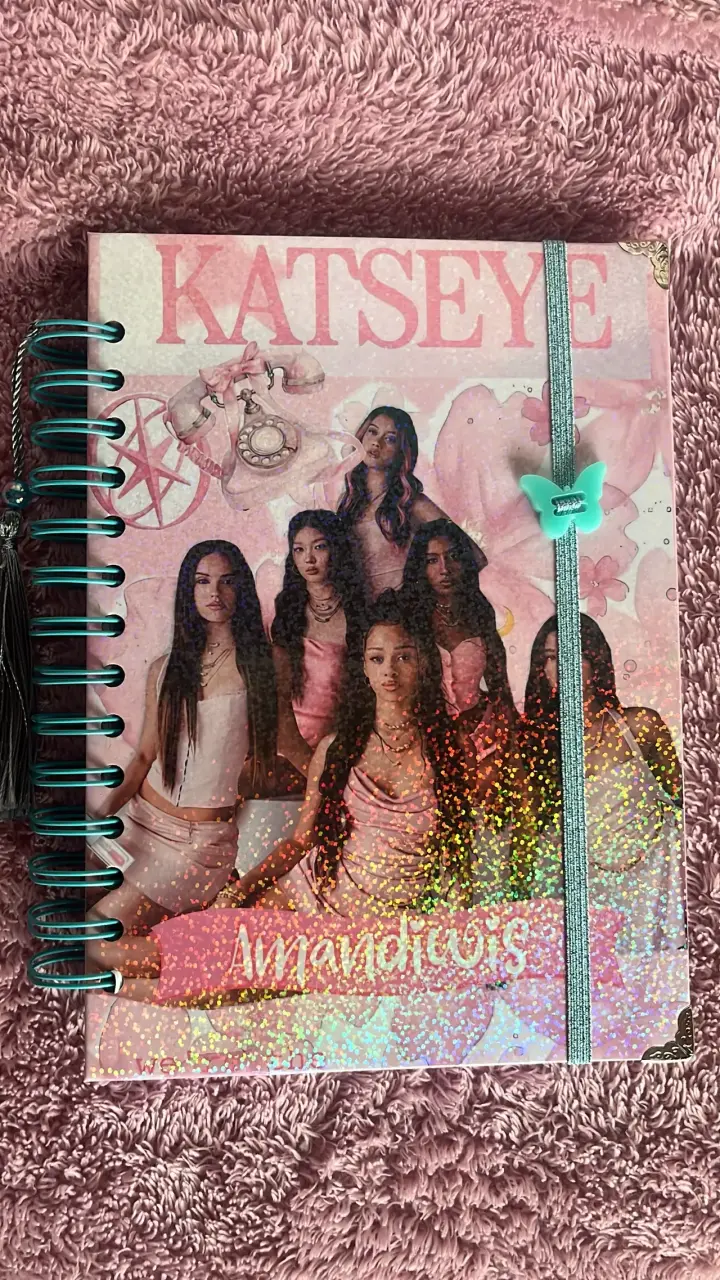 Cuaderno Katseye con diseño holográfico - 1