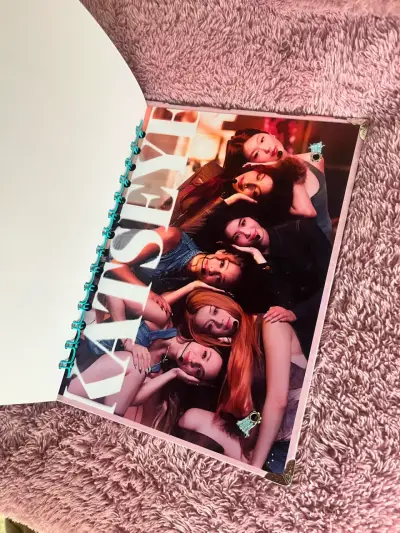 Cuaderno Katseye con diseño holográfico - miniatura 2