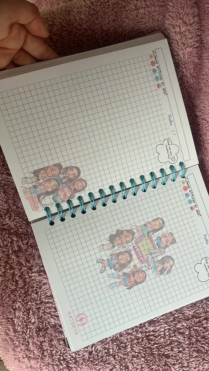Cuaderno Katseye con diseño holográfico - 3