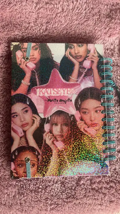 Cuaderno Katseye con diseño holográfico - miniatura 6