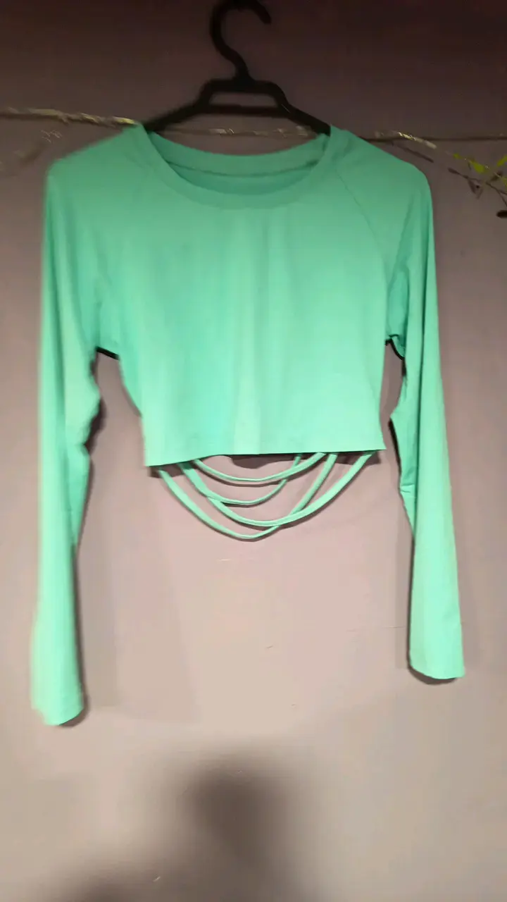 Crop top verde menta con diseño único