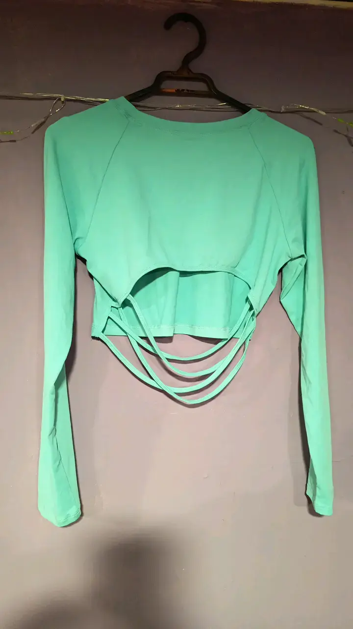 Crop top verde menta con diseño único - 3