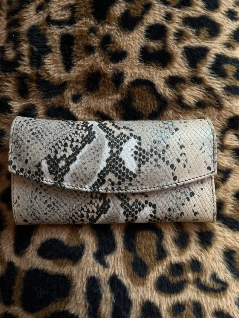 Cartera de mano/Billetera espaciosa The Sak - 1