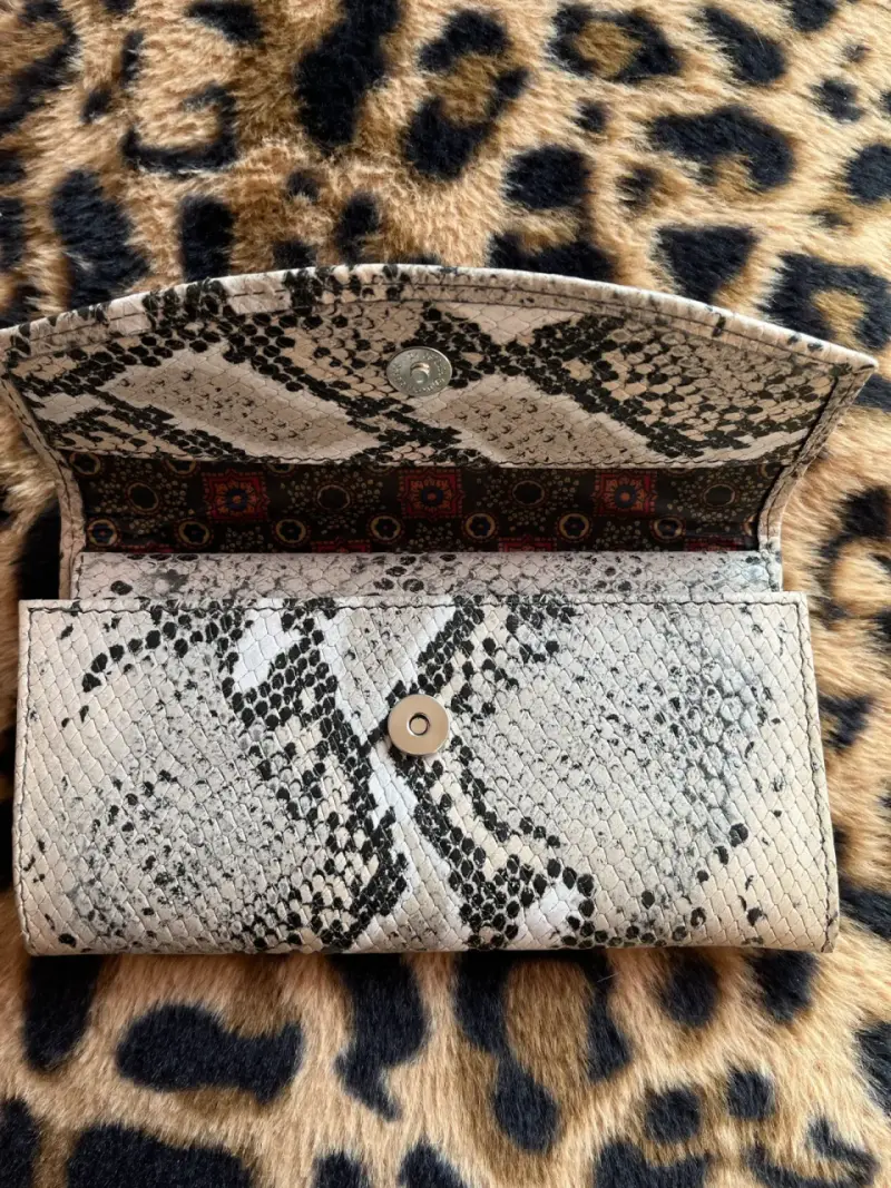 Cartera de mano/Billetera espaciosa The Sak - 2
