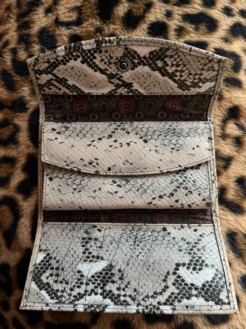 Cartera de mano/Billetera espaciosa The Sak - 3