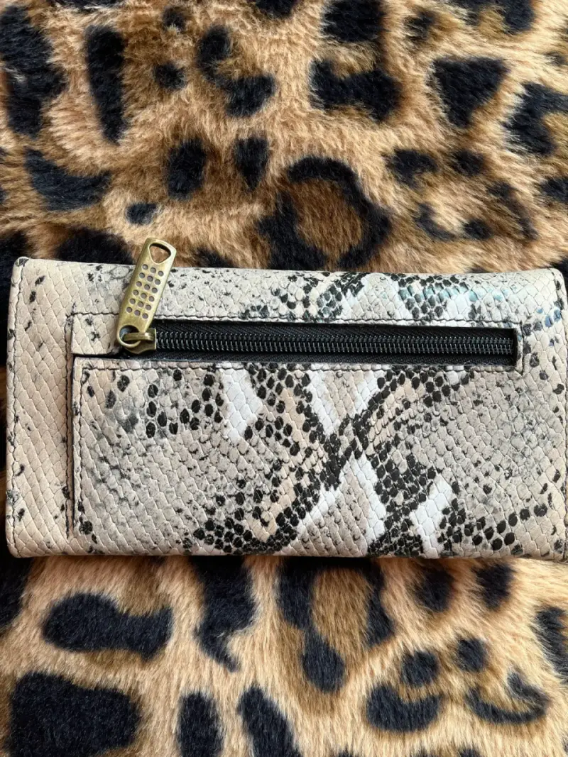 Cartera de mano/Billetera espaciosa The Sak - 5
