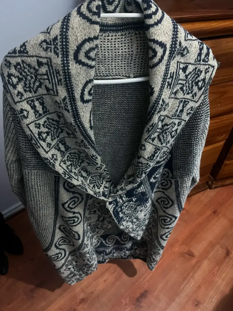 Chaleco tejido con diseño étnico - 1