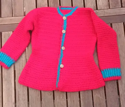 Chaleco niña tejido a crochet rojo y azul - miniatura 1