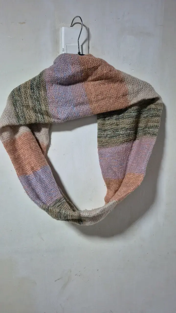 Bufanda de lana multicolor tejida a mano - 1