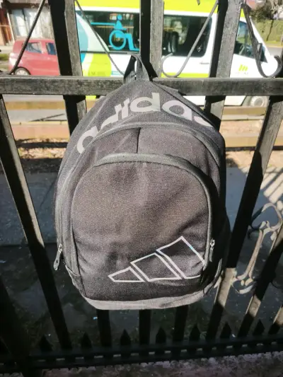 Mochila Adidas negra deportiva - miniatura 1