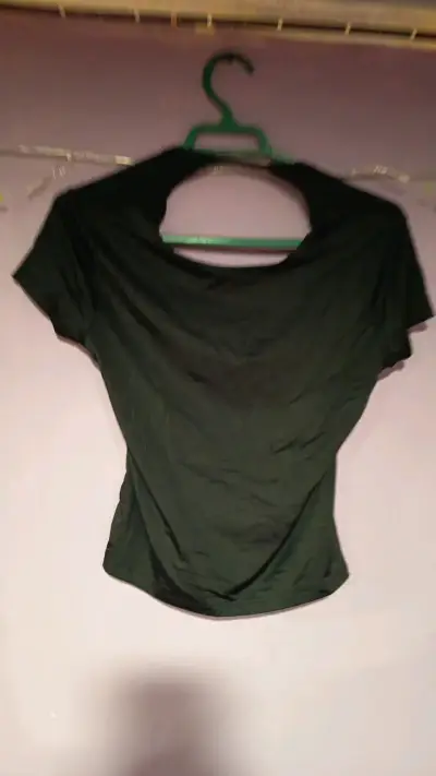 Polera negra básica para mujer - miniatura 1