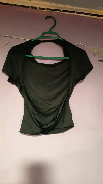 Polera negra básica para mujer - miniatura 2