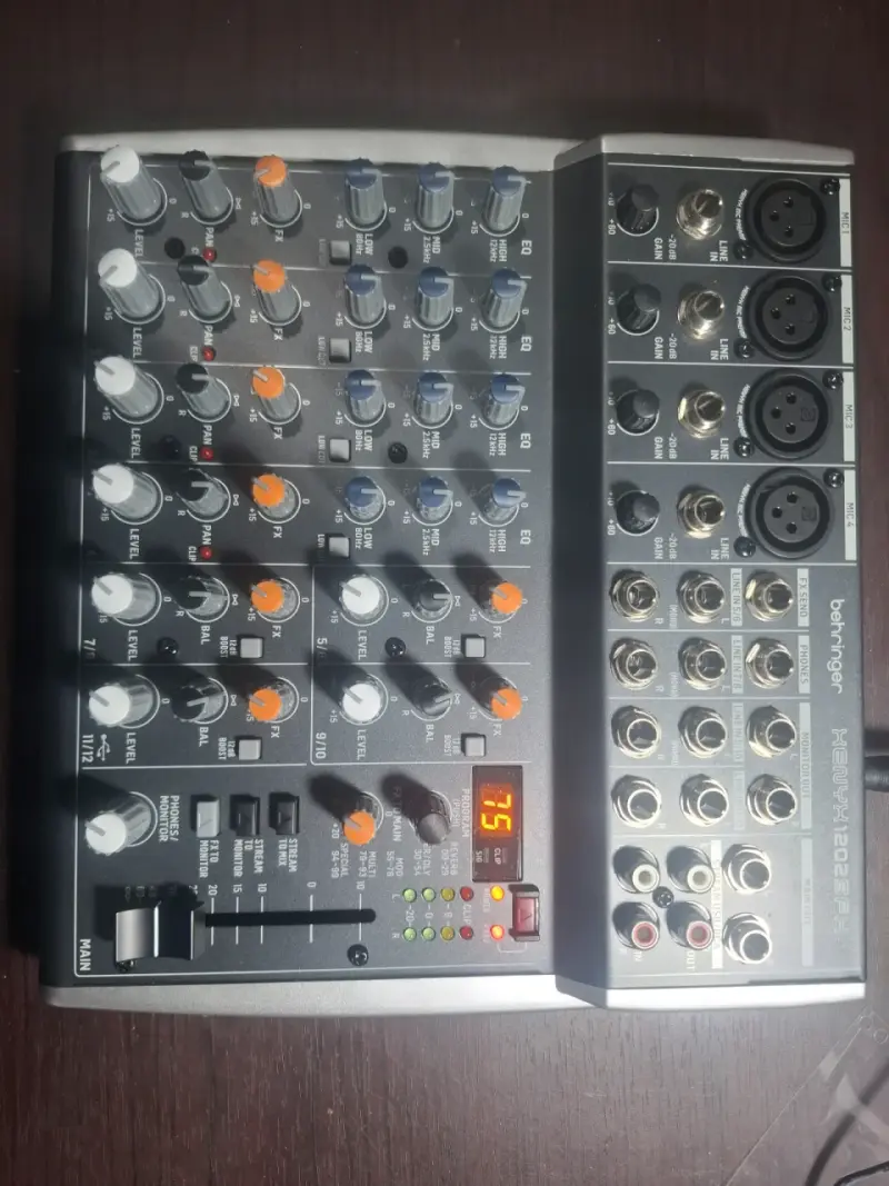 Mezclador Behringer Xenyx 1202SFX con USB - 6