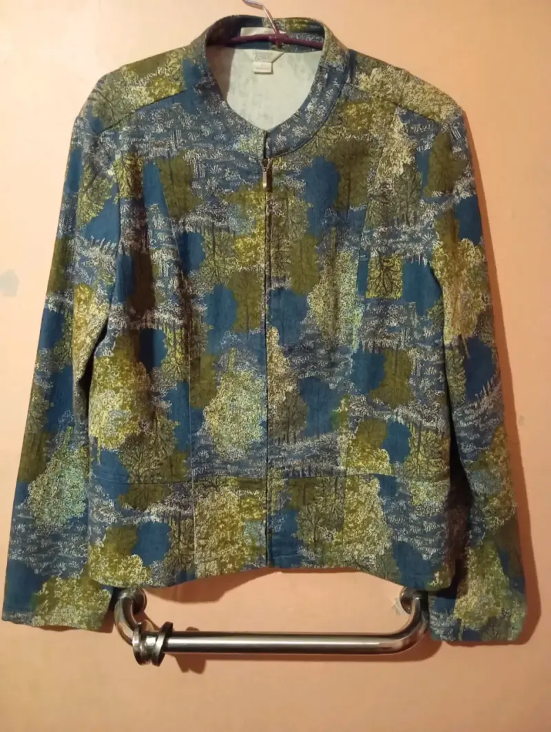 Chaqueta estampada de mujer en tonos verdes y azules - 1