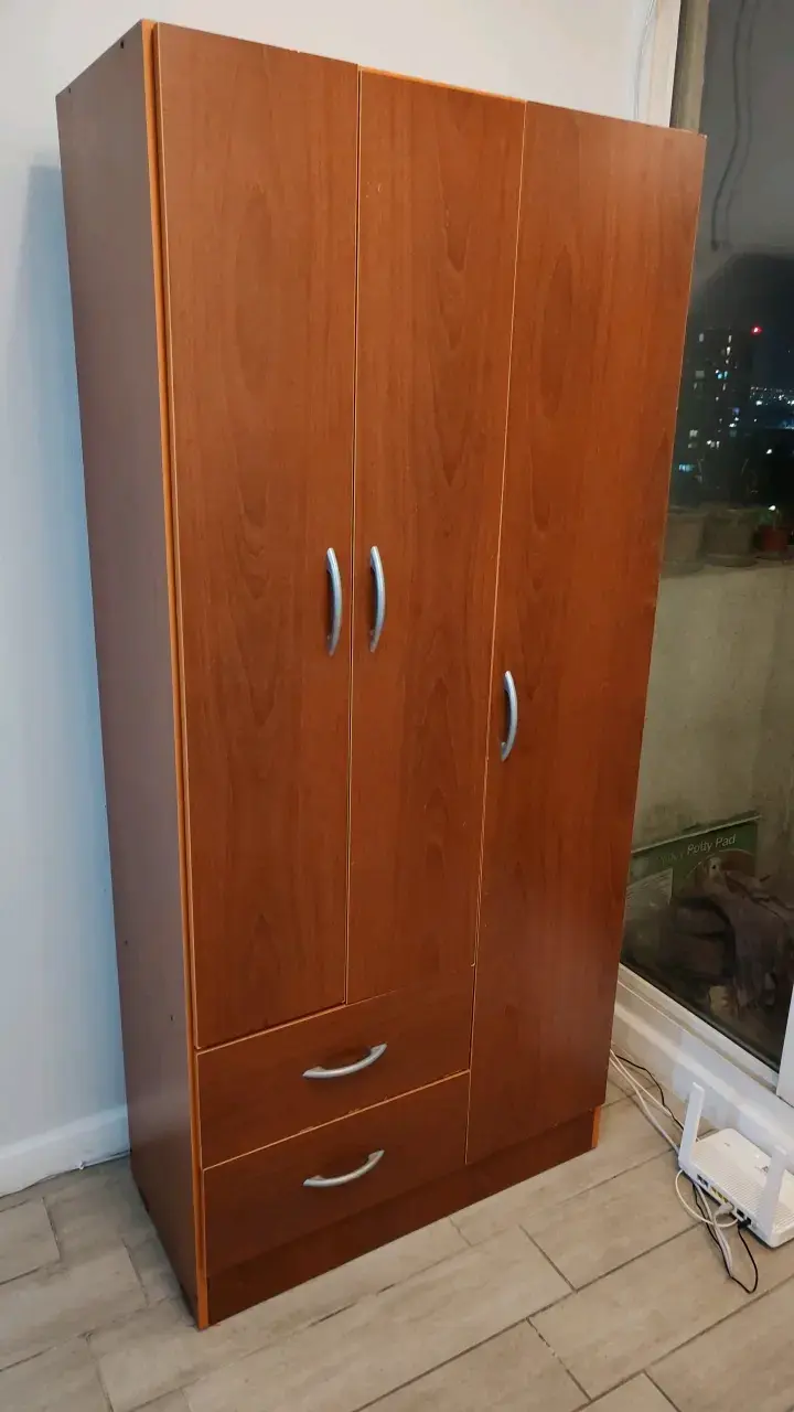 Armario de madera con puertas y cajones - 1