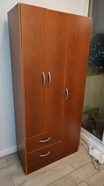 Armario de madera con puertas y cajones - miniatura 1