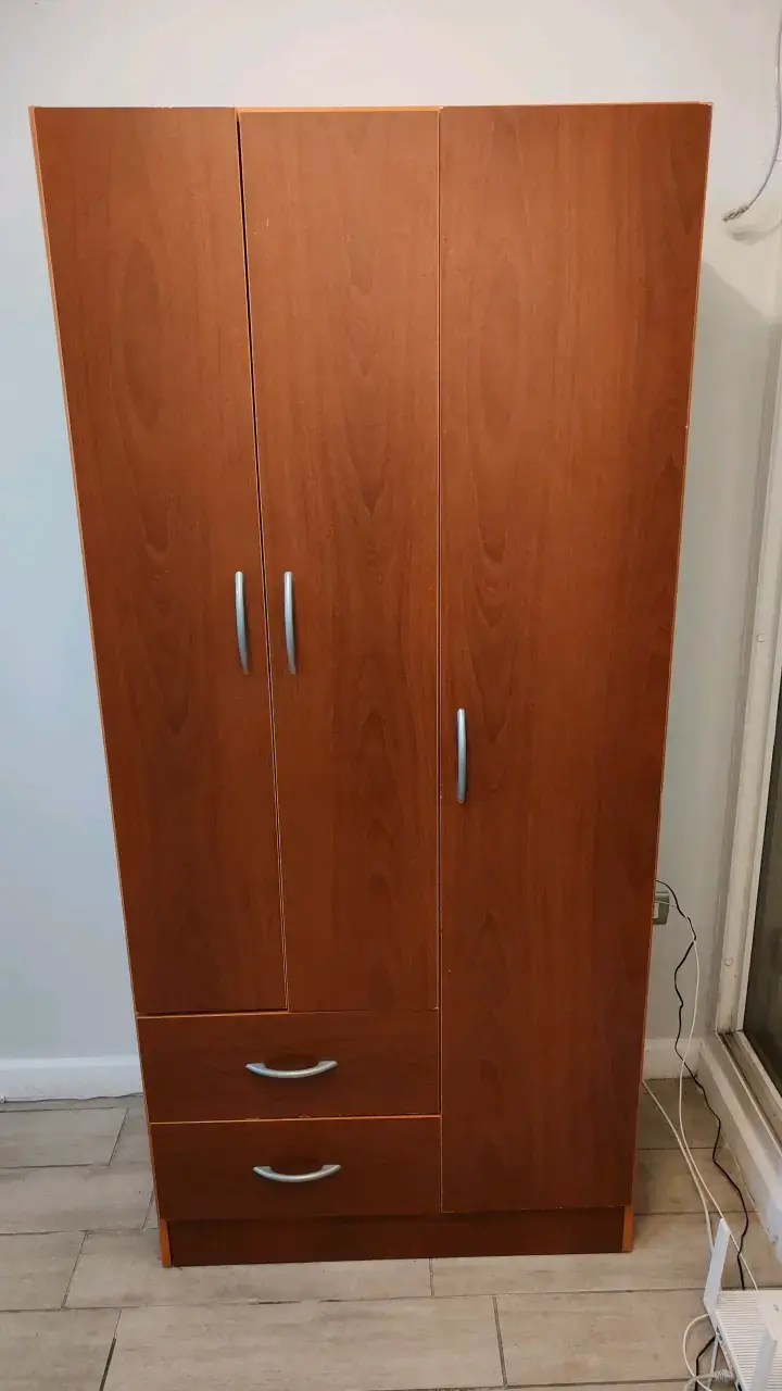 Armario de madera con puertas y cajones - 2