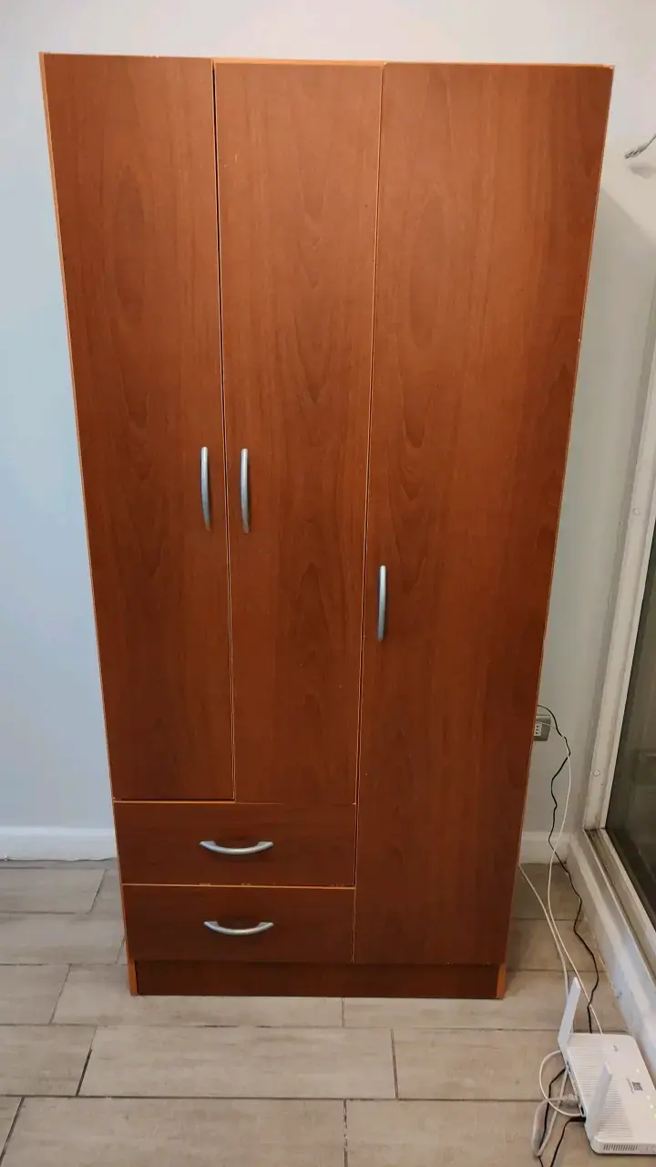 Armario de madera con puertas y cajones - 3