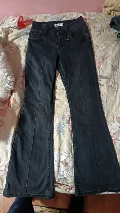 Jeans acampanados negros para niña - miniatura 1