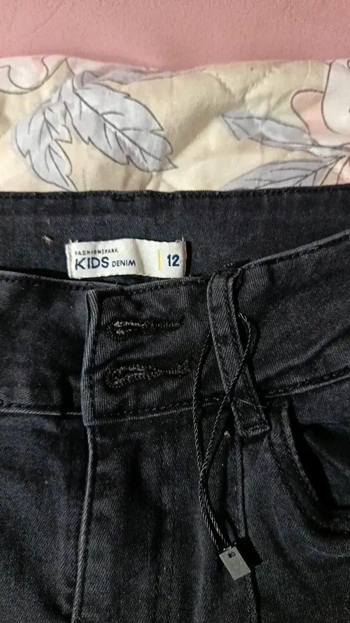 Jeans acampanados negros para niña - 2