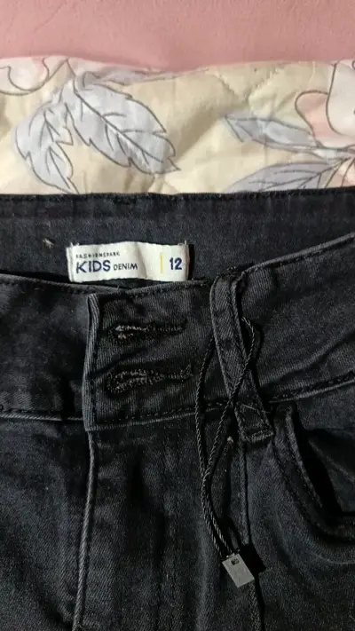 Jeans acampanados negros para niña - miniatura 2
