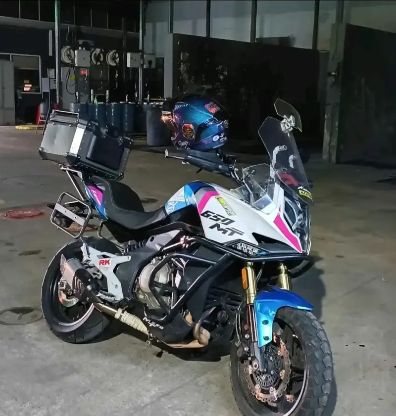 Moto deportiva CFMoto 650MT con maletero - 1
