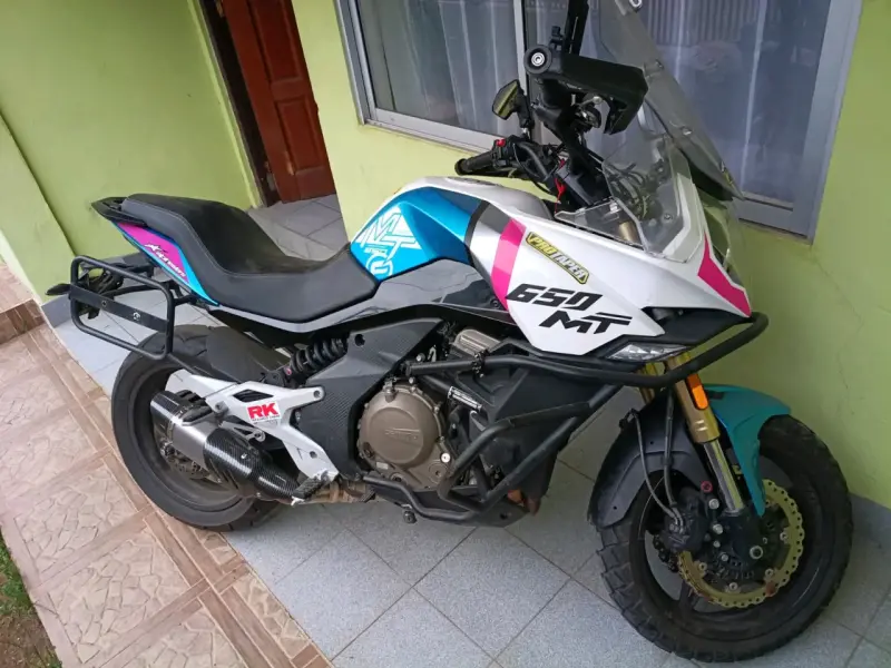 Moto deportiva CFMoto 650MT con maletero - 2