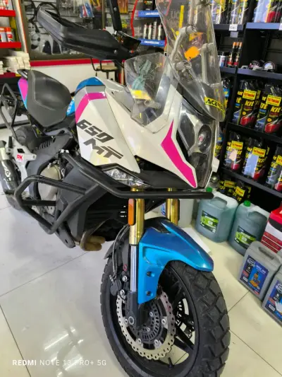 Moto deportiva CFMoto 650MT con maletero - miniatura 3