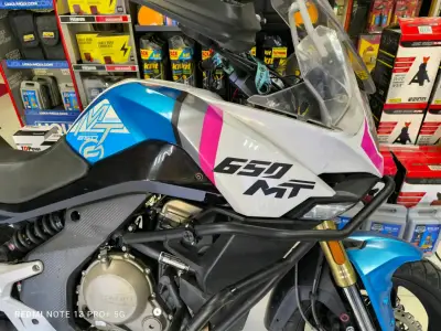 Moto deportiva CFMoto 650MT con maletero - miniatura 4